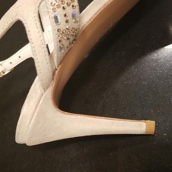đź’•STUART WEITZMANđź’• Fireplace Sandal Ankle Strap Heels Light Gold Jewels 9.5 - Picture 11 of 16